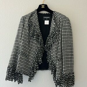 CHANEL Black and White Houndstooth Tweed Blazer Jacket